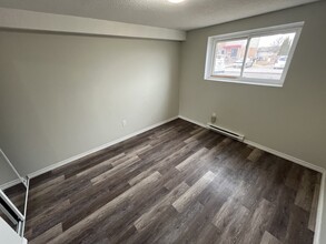 294 Conacher Dr in Kingston, ON - Building Photo - Building Photo