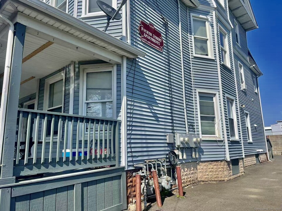 26-30-30 4th St in Bridgeport, CT - Building Photo