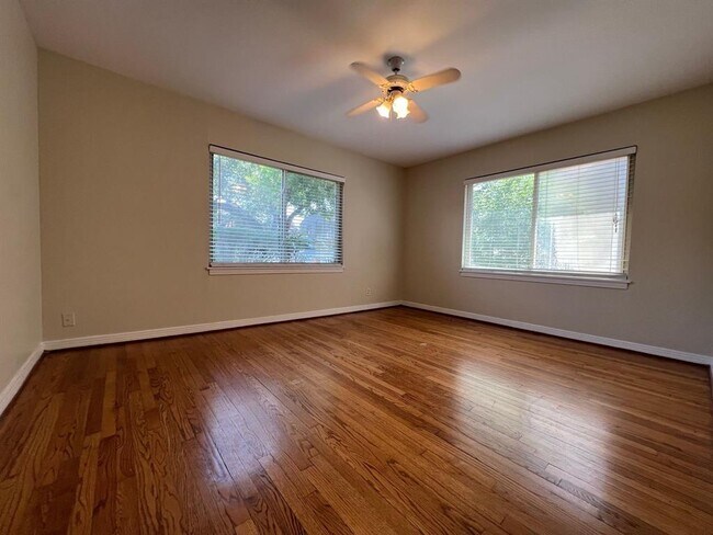 2247 Branard St in Houston, TX - Foto de edificio - Building Photo