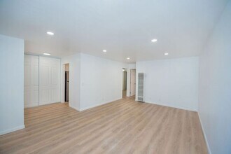 21031 Lochlea Ln in Huntington Beach, CA - Building Photo - Building Photo