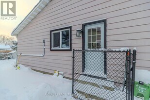 37 Ballantrae Way in Ottawa, ON - Building Photo