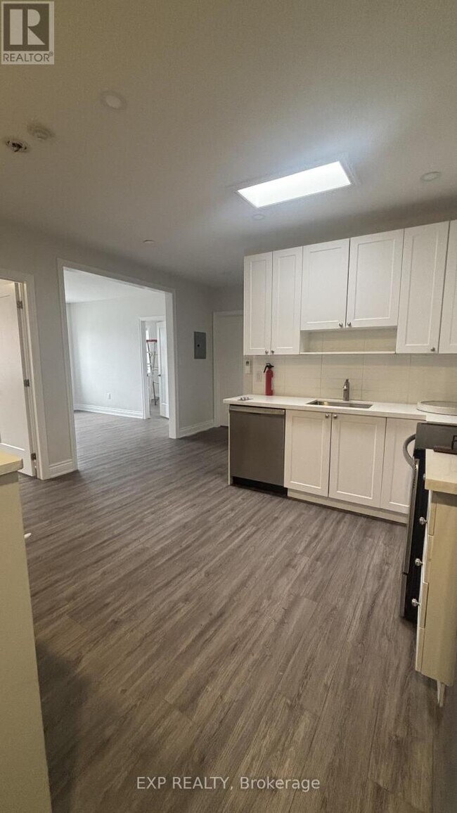 3289 Lake Shore Blvd W in Toronto, ON - Building Photo - Building Photo