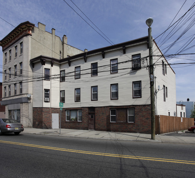 676 Summit Ave in Jersey City, NJ - Foto de edificio - Building Photo