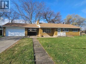 5881 Britannia Crescent in Niagara Falls, ON - Building Photo