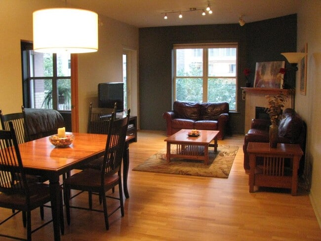 360 W Washington Ave, Unit 305 in Madison, WI - Foto de edificio - Building Photo