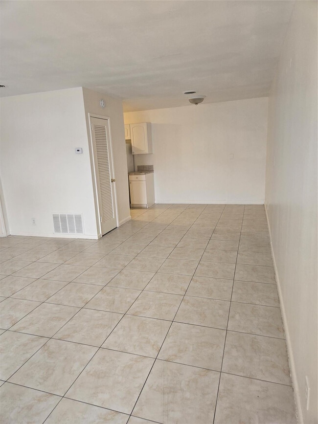 1300 NW 61st Ave in Sunrise, FL - Building Photo - Building Photo