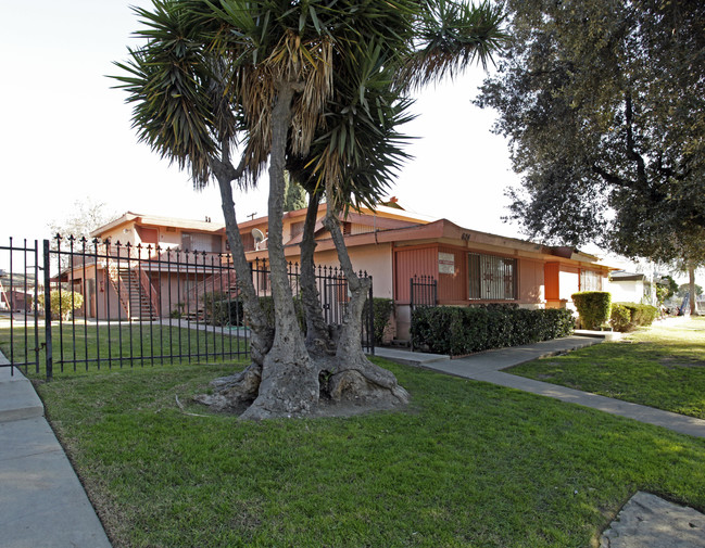 624-632 Abbey Ln in Pomona, CA - Foto de edificio - Building Photo