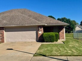 1605 Evening Shade Dr in Fayetteville, AR - Building Photo