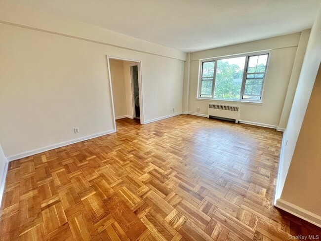 210 Pelham Rd in New Rochelle, NY - Building Photo - Building Photo