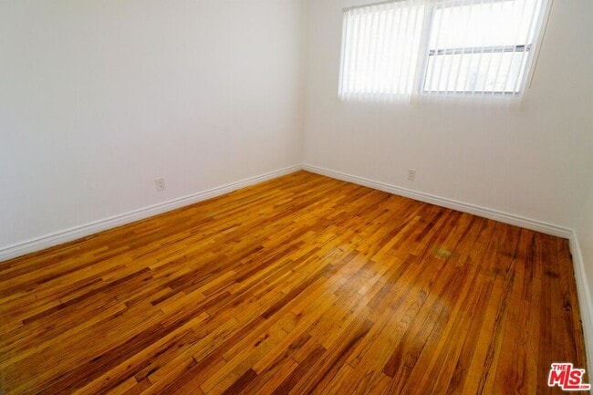 7249 Bakman Ave in Los Angeles, CA - Foto de edificio - Building Photo