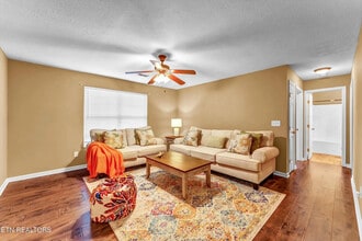 4817 Poplar Crest Way in Knoxville, TN - Foto de edificio - Building Photo
