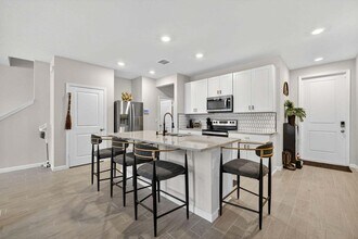 5652 SE Edgewater Cir in Stuart, FL - Building Photo - Building Photo