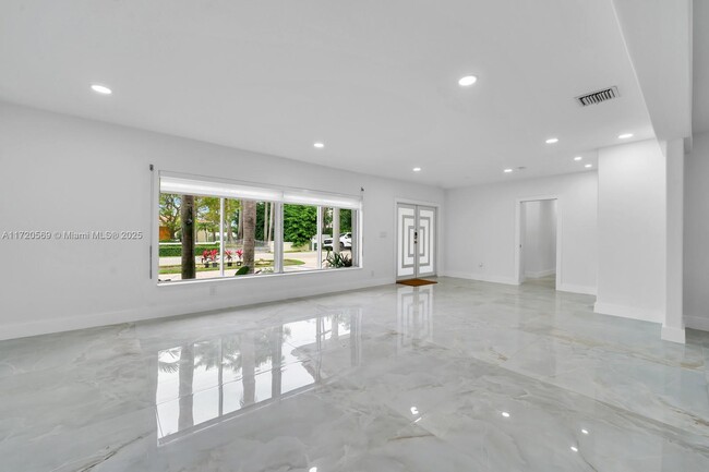 200 N Hibiscus Dr in Miami Beach, FL - Building Photo - Building Photo