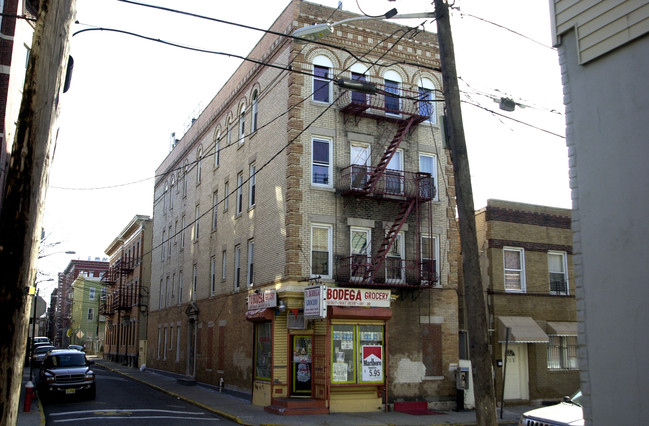 810 West St in Union City, NJ - Foto de edificio - Building Photo