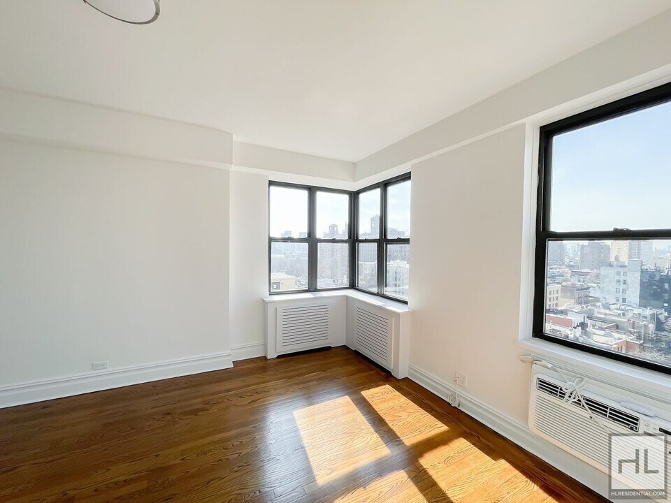 5 AVENUE in New York, NY - Building Photo
