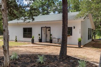 120 Lake Point Way in Bastrop, TX - Building Photo - Building Photo