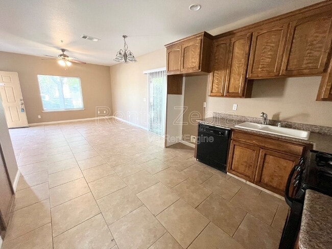 408 Olive Way in Chowchilla, CA - Building Photo - Building Photo