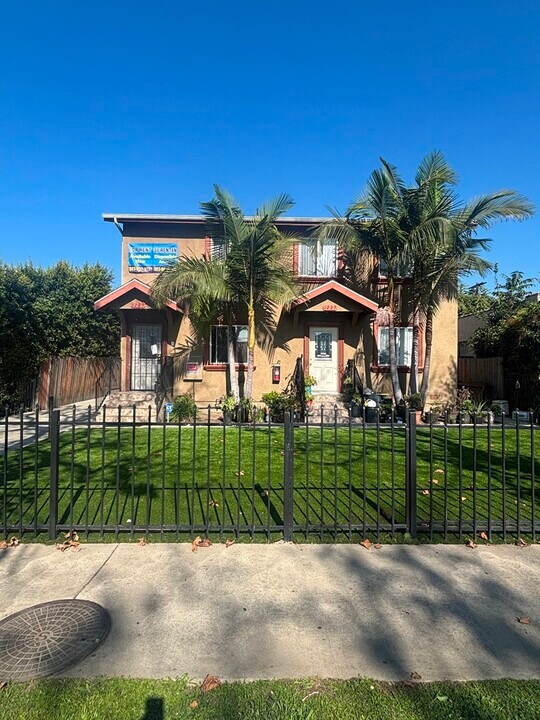 1229 W 60th St in Los Angeles, CA - Building Photo