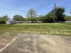 1105 S Waterford Dr in Florissant, MO - Building Photo - Building Photo