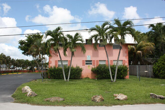 4843 SW 45th Ave in Fort Lauderdale, FL - Building Photo - Building Photo