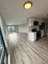 2117 Dexter Ave N, Unit 201 in Seattle, WA - Building Photo - Building Photo