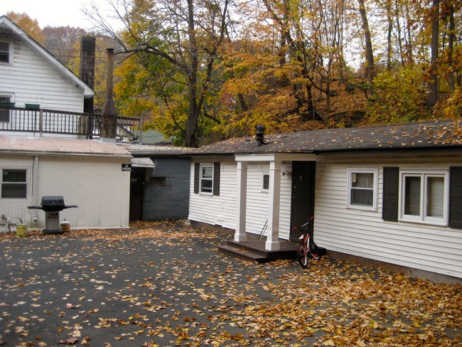 244 N Liberty Dr in Tomkins Cove, NY - Foto de edificio - Building Photo