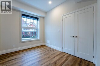 100 Charlton Ave W in Hamilton, ON - Building Photo - Building Photo