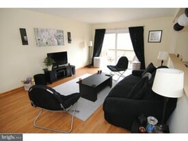 606 Meadow Woods Ln, Unit 606 in Lawrence Township, NJ - Building Photo