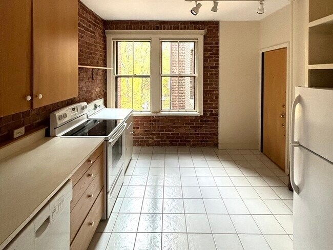 76 Marshal St, Unit #1 in Brookline, MA - Building Photo - Building Photo
