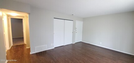 9302 Aylesbury Dr in Louisville, KY - Building Photo - Building Photo