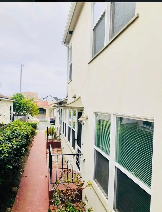 236 La Verne Ave, Unit B in Long Beach, CA - Building Photo