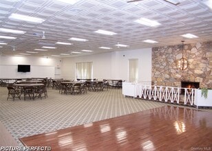 89 Artist Lake Dr in Middle Island, NY - Foto de edificio - Building Photo