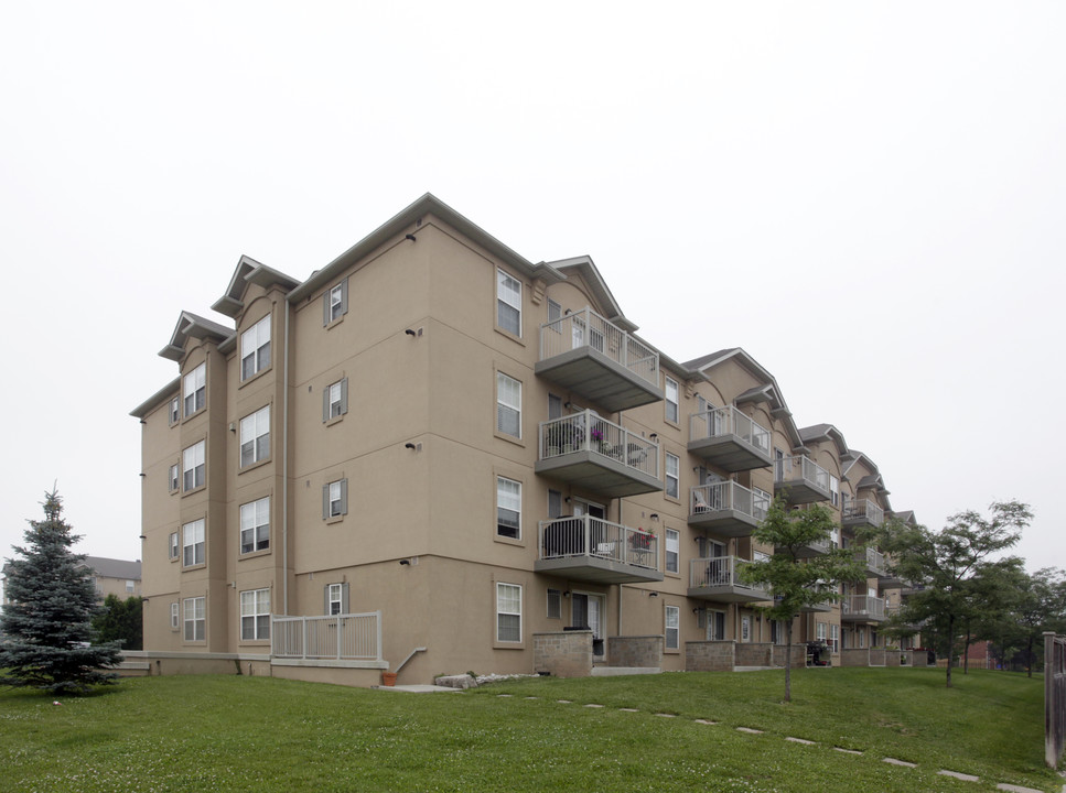 Abbey Oaks in Oakville, ON - Building Photo