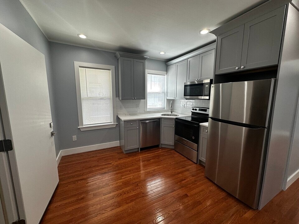 832 Montello St in Brockton, MA - Building Photo
