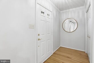 10137 Village Knolls Ct in Oakton, VA - Building Photo - Building Photo