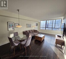 117 Gerrard St E in Toronto, ON - Building Photo