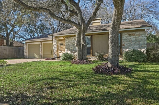 5702 Lewood Dr in Austin, TX - Foto de edificio - Building Photo