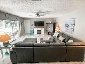 434 NE Acacia Pl in Jensen Beach, FL - Building Photo - Building Photo