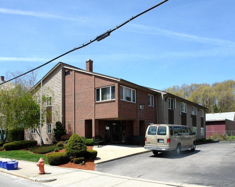 462 E School St in Woonsocket, RI - Foto de edificio