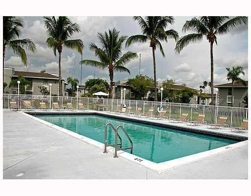 426 NE 210th Cir Terrace in Miami, FL - Building Photo - Building Photo