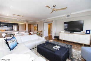 35 Bluebill Ave in Naples, FL - Building Photo
