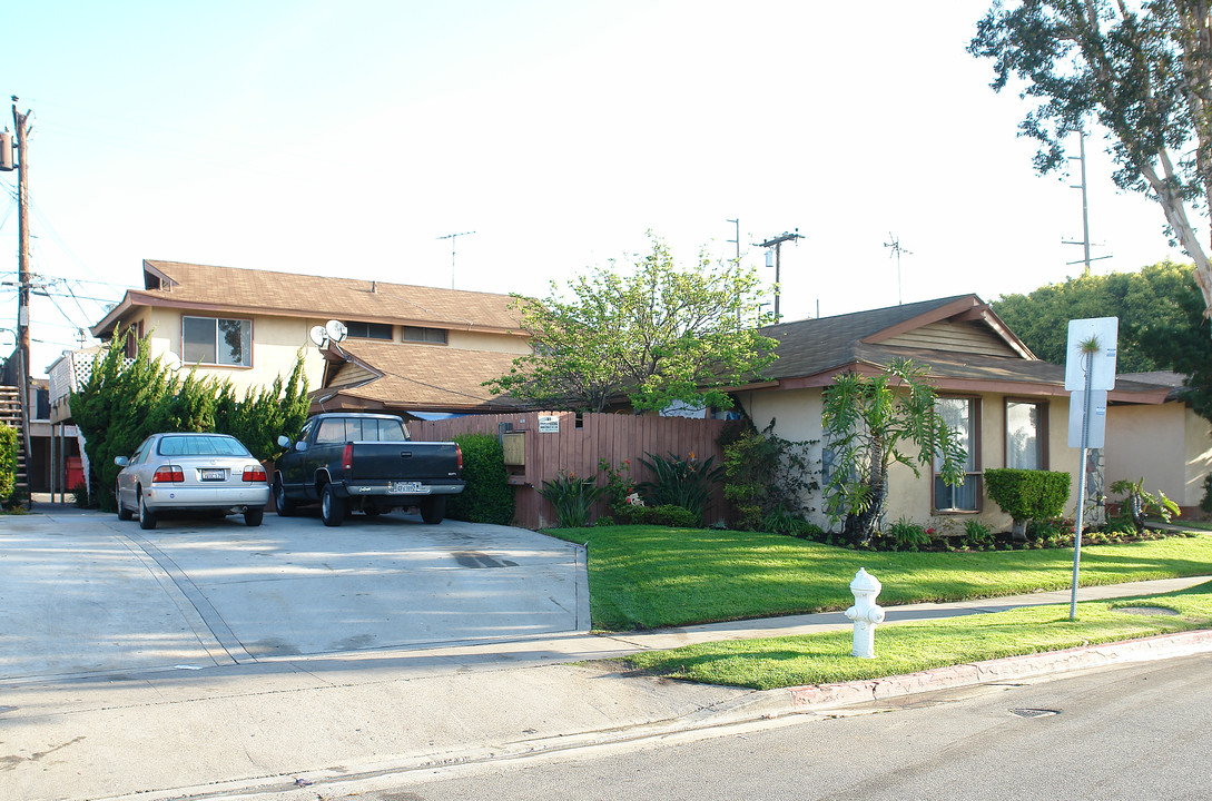 706 James St in Costa Mesa, CA - Foto de edificio