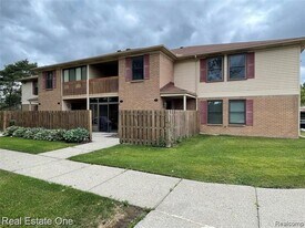 19317 Surrey Ln in Northville, MI - Building Photo