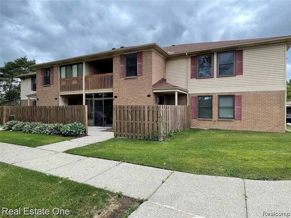 19317 Surrey Ln in Northville, MI - Building Photo