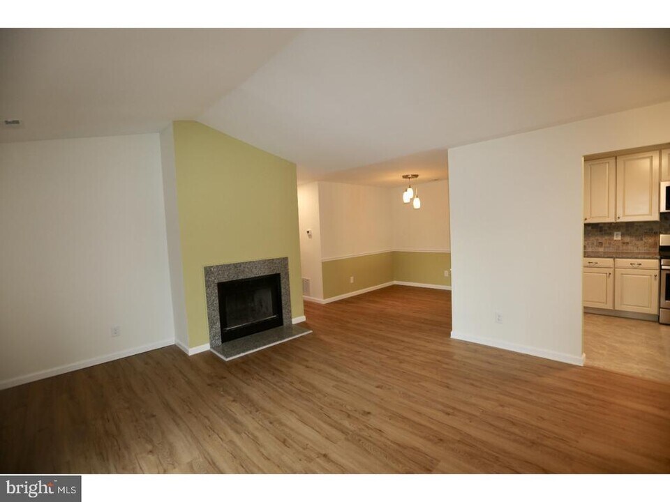 442 Atlanta Court in Washington Township, NJ - Building Photo