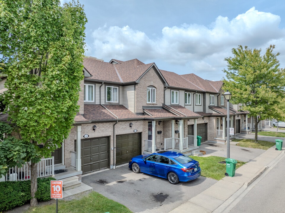 Erin Centre Village Townhomes in Mississauga, ON - Building Photo