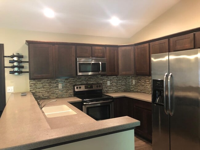 462 RJ Dr in Tiffin, IA - Building Photo - Building Photo