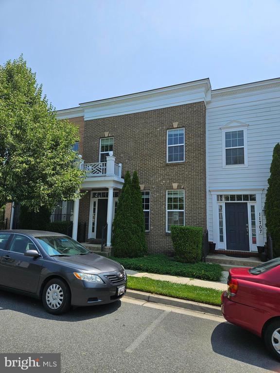 property at 11709 Leesborough Cir