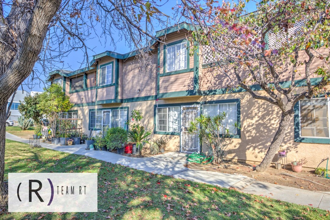 810 E Cedar St in Ontario, CA - Foto de edificio
