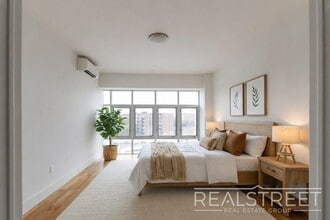 LUXURY 2.5 Bed  in Queens! in Queens, NY - Foto de edificio - Building Photo